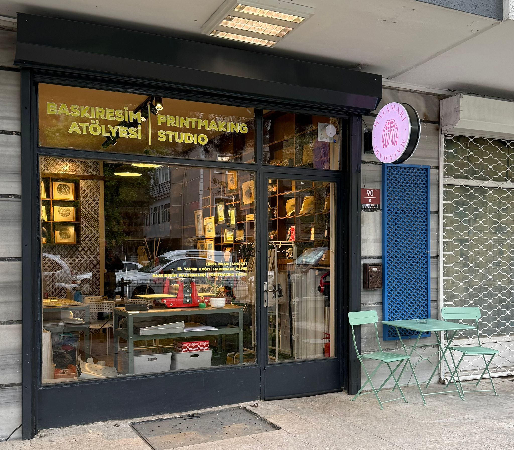Maiamari atölyesinin Bülbülderesi Caddesi'ne bakan vitrini
