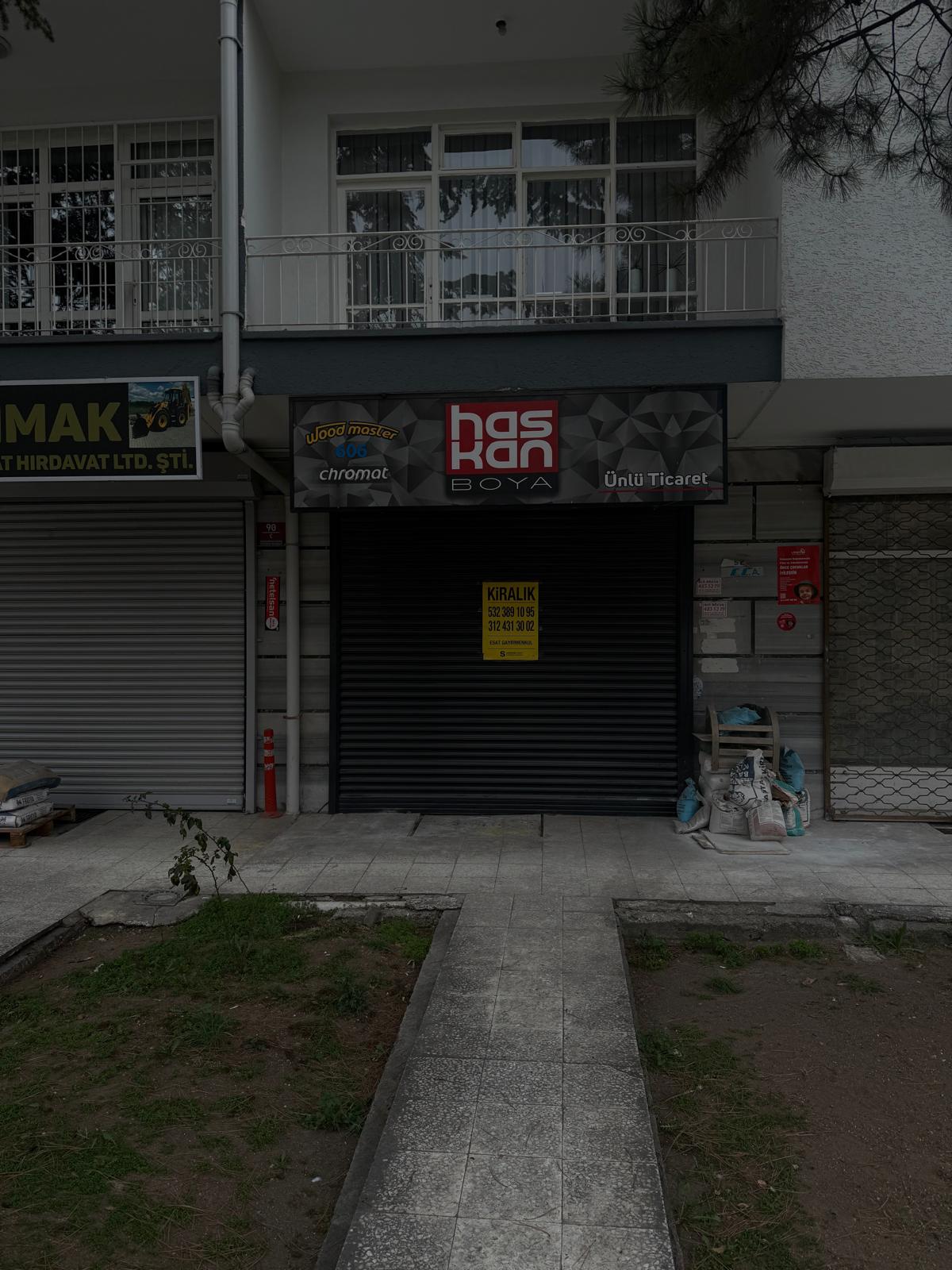 HASKAN BOYA — devraldığımız haliyle dükkanın kapalı kepenk ve eski tabelası